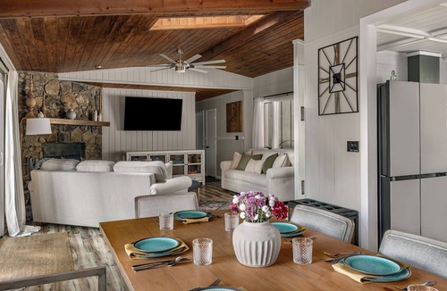 Wolf Laurel House | The Getaway Oasis! Mtn Views Hike Soak Relax 30 mins to Asheville