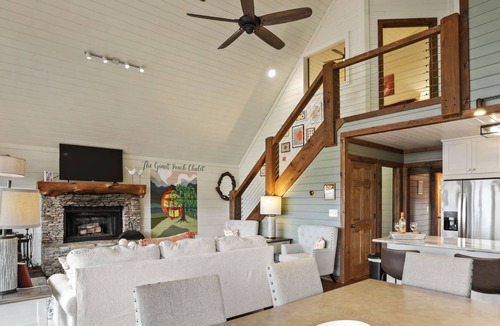 Blue Ridge Ski Chalet | The Giant Peach Chalet- BRAND NEW LISTING- 5 min to DT Blue Ridge