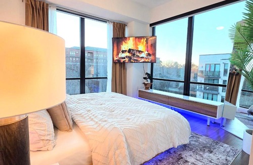 South Tuxedo Park Apartment | The Glasshouse in Buckhead Luxury 3BR With Pool