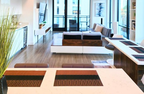 South Tuxedo Park Apartment | The Glasshouse in Buckhead Luxury 3BR With Pool