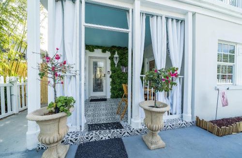 West Palm Beach Apartment | The Golden Alligator 1 - 3 beds 2 baths in West Palm Beach close to everything