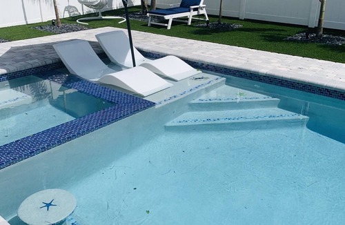 Jupiter House | The Hammock House Salt Pool & Jacuzzi! Near beach. Private!