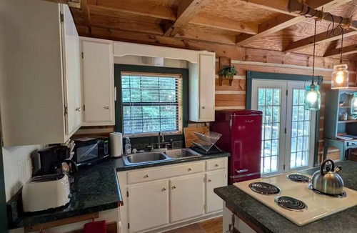 Spencer Cabin | The Hemlock Cabin with hot tub near Fall Creek Falls
