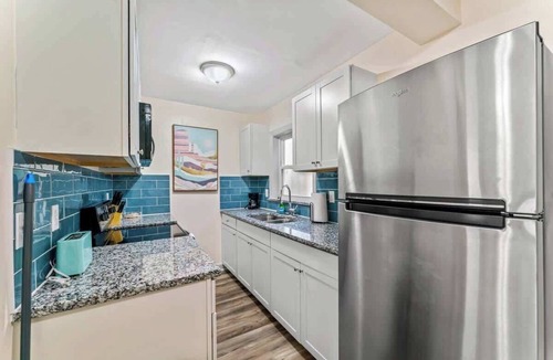 South Riverside Apartment | *The Hendricks #2* TV, AC, Wi-Fi