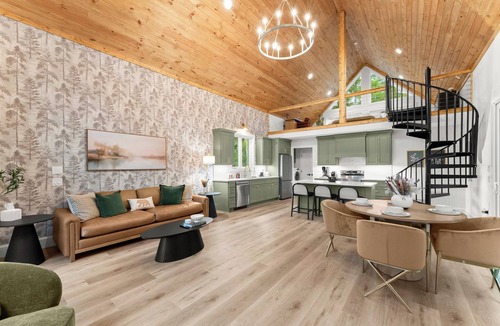 Cleveland Cabin | The Hightower Cabin | 37 Acres | Hot Tub | 2 Kings | Pickleball | Mountain Views | <30 minutes to Helen | Book Multiple Cabins for Larger Groups