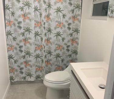 Hallandale Beach Hostel | The Hollywood Hostel - Free Dinner-Women Rooms - Men Rooms - No Mix Early and Late Check Available Long Term OK