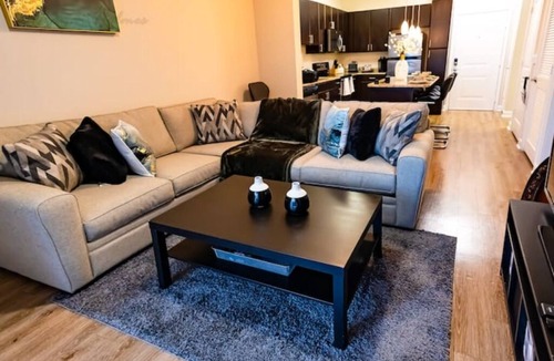 Carver City - Lincoln Gardens Apartment | The Honeycomb Hideout* In the heart of the Bay