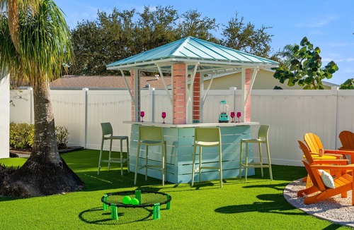 Clearwater House | The Honeydew l Clearwater l Pool, Tiki Bar, Putting Green, Games l Pet Friendly