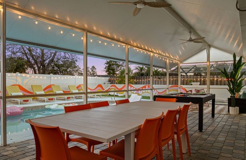 Clearwater House | The Honeydew l Clearwater l Pool, Tiki Bar, Putting Green, Games l Pet Friendly
