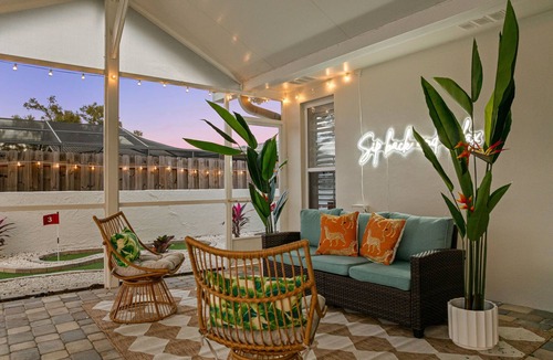 Clearwater House | The Honeydew l Clearwater l Pool, Tiki Bar, Putting Green, Games l Pet Friendly