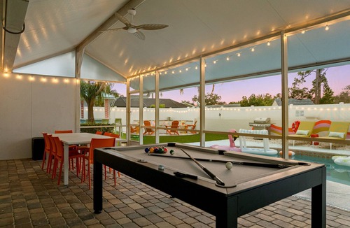 Clearwater House | The Honeydew l Clearwater l Pool, Tiki Bar, Putting Green, Games l Pet Friendly