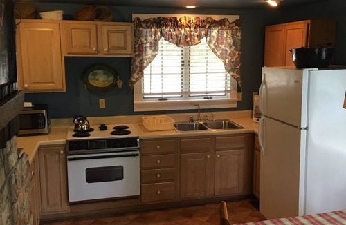 Flat Rock Cottage | The Honeysuckle Cottage 2 bedroom 2 bath sleeps 5- Located in Flat Rock, NC