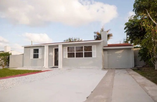 Poiciana Park II House | The house of palm trees