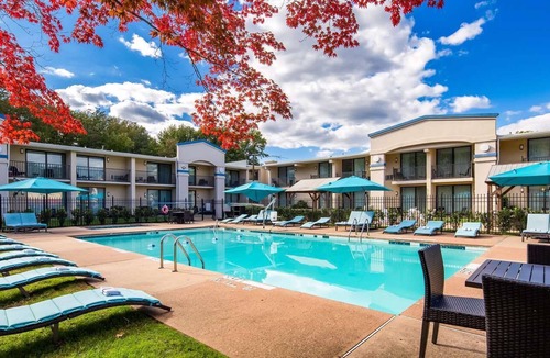 Middletown House | The Hub Middletown | An Elegant Boutique Hotel in New Jersey