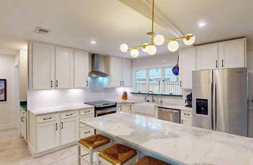 Jekyll Island House | The Iconic Charlotte's Chateau - 2 minute walk to beach w/Private Pool