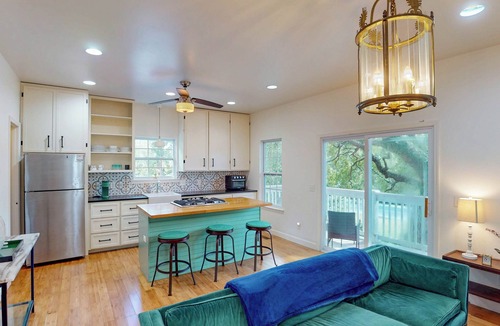 Jekyll Island House | The Iconic Charlotte's Chateau - 2 minute walk to beach w/Private Pool