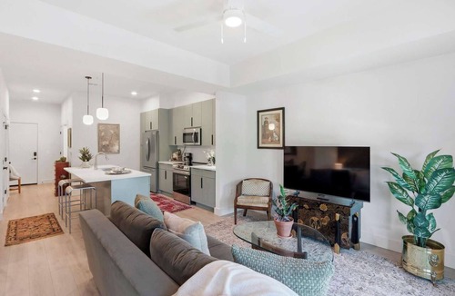 Metropolitan Apartment | The Jardin Cedar Suite | Near Downtown