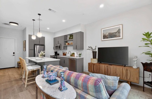 Metropolitan Apartment | The Jardin Clover Suite | Near Downtown
