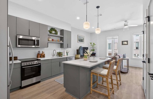 Metropolitan Apartment | The Jardin Clover Suite | Near Downtown