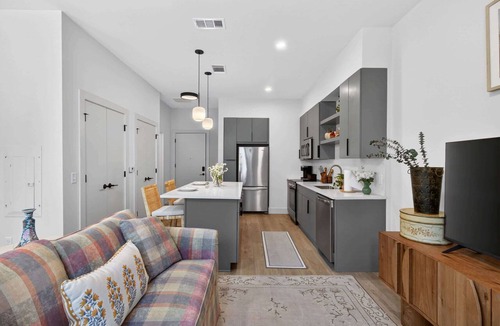 Metropolitan Apartment | The Jardin Clover Suite | Near Downtown