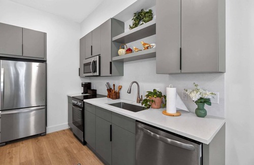 Metropolitan Apartment | The Jardin Clover Suite | Near Downtown