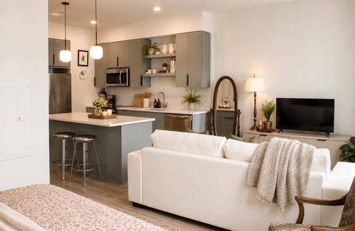 Metropolitan Apartment | The Jardin Honeysuckle Suite | Near Downtown