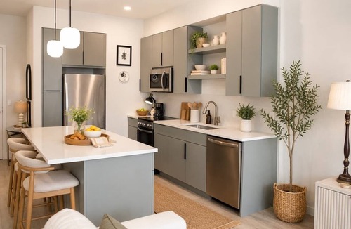 Metropolitan Apartment | The Jardin Honeysuckle Suite | Near Downtown
