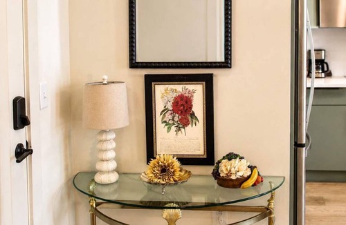 Metropolitan Apartment | The Jardin Honeysuckle Suite | Near Downtown