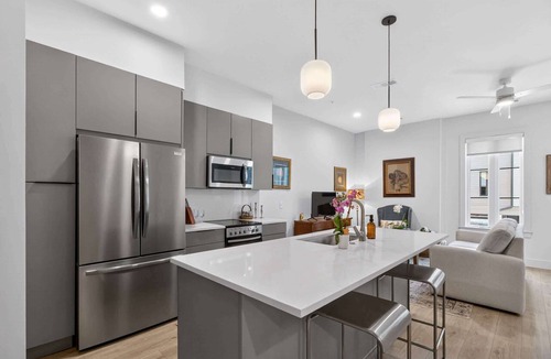 Metropolitan Apartment | The Jardin Lavender Suite | Near Downtown