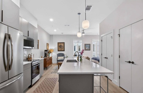 Metropolitan Apartment | The Jardin Lavender Suite | Near Downtown