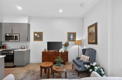 Metropolitan Apartment | The Jardin Lavender Suite | Near Downtown