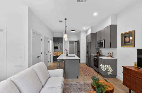 Metropolitan Apartment | The Jardin Lavender Suite | Near Downtown