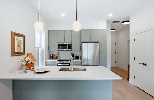 Metropolitan Apartment | The Jardin Tulip Suite | Near Downtown