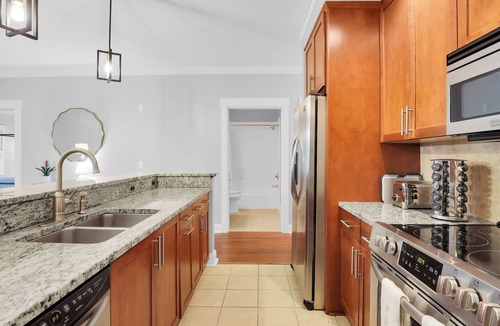 Old West Broad Neighborhood Cottage | The Juliette by Avantstay 2 Suites + Coffee Bar Walkable Historic District + Free Parking