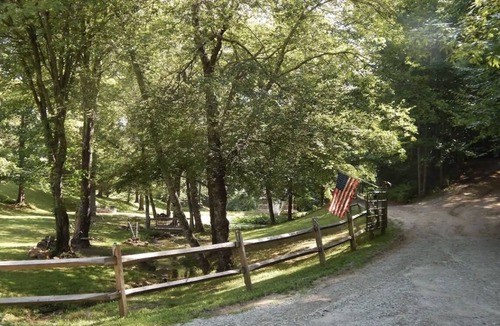Otto Cabin | The Lily Pad GEM Hideaway! Perfect honeymoon/Anniversary spot! FLAT driveway