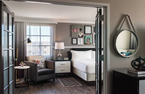 Charleston Historic District Hotel | The Lindy Renaissance Charleston Hotel