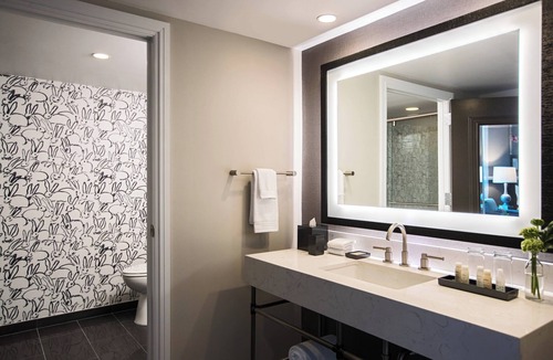Charleston Historic District Hotel | The Lindy Renaissance Charleston Hotel