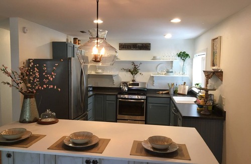 Mount Dora House | The Little Blue Bungalow, a Cozy 1940’ Schoolhouse, 5 min walk to Restaurants,