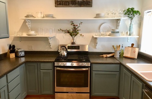 Mount Dora House | The Little Blue Bungalow, a Cozy 1940’ Schoolhouse, 5 min walk to Restaurants,