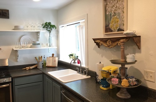 Mount Dora House | The Little Blue Bungalow, a Cozy 1940’ Schoolhouse, 5 min walk to Restaurants,