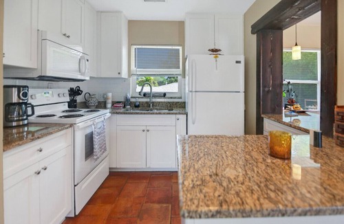 Crescent Lake Apartment | The Loft Deluxe Apt at Crescent Lake near downtown