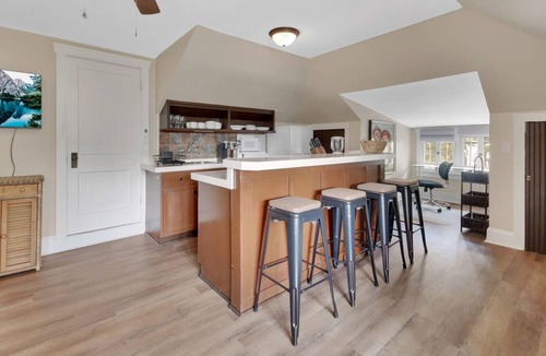 Rogers Deland House | The Loft | Vaulted Studio, Treetop Views, Stetson & Downtown DeLand