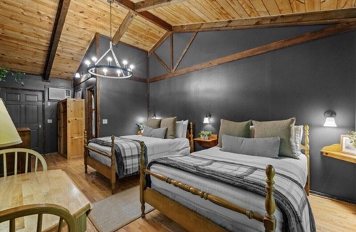 Sautee Nacoochee Bed & Breakfast | The Lost Compass - Suite #2 - Cozy Cabin Retreat