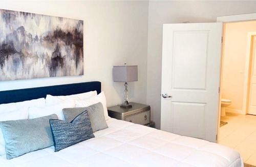Lenox Apartment | The Luxe -Highrise, Balcony, Year-round Pool, City View!
