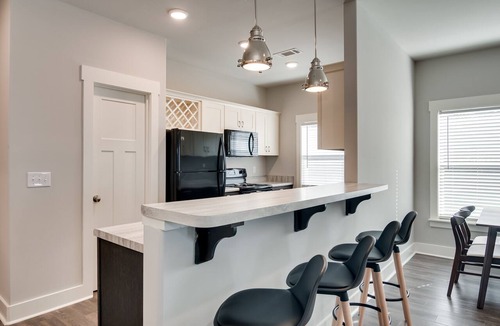 Gracewood Apartment | The Madison: 2 King Beds - TVs in BRs - Pool & Gym - WiFi - Washer & Dryer