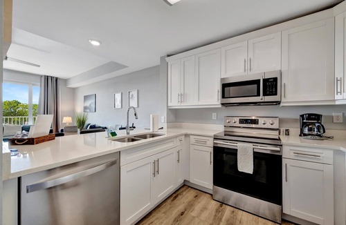 Ruskin Apartment | The Mangrove Waterfront Pool Hot Tub Near Beach