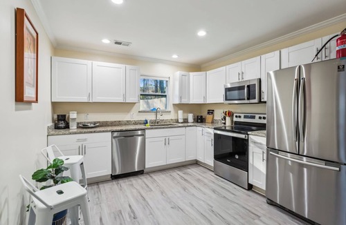 Fair Oaks House | The Modern Recharging Station with a Tesla Charger, 5 miles to Truist Park.