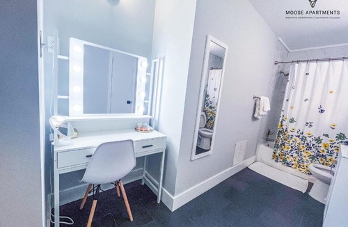 Downtown Memphis Apartment | The Moose #5 - Modern Comfy Studio with King Bed, Free Parking & Fast WiFi