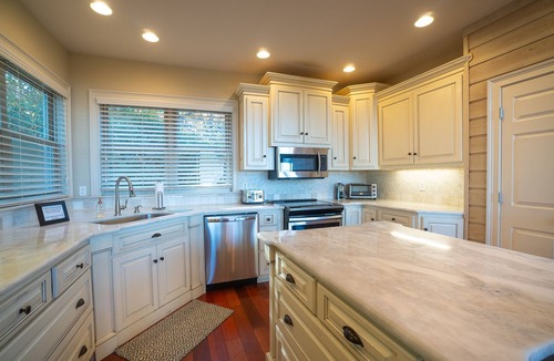 Helen House | The Mount Yonah Castle, Spectacular Mountain Views, Hot Tub, Pet Friendly