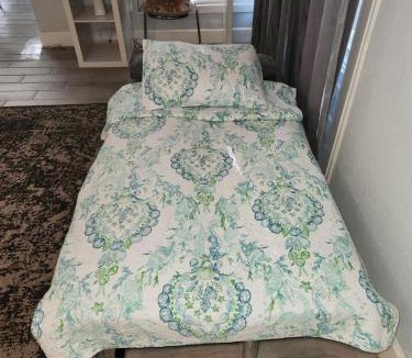 Murray Hill House | ☆The Oasis in Murray Hill☆ -sleeps 8- WiFi- Cozy